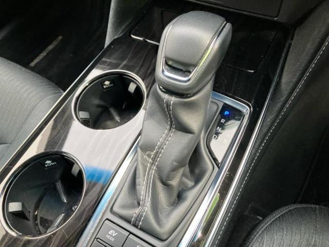 クラウンハイブリッド Ｓ　Ｃパッケージ　新品タイヤ／保証書／純正　８インチ　ＳＤナビ／トヨタセーフティセンス／シートヒーター　前席／車線逸脱防止支援システム／ドライブレコーダー　前後／ヘッドランプ　ＬＥＤ／ＵＳＢジャック　バックカメラ（18枚目）