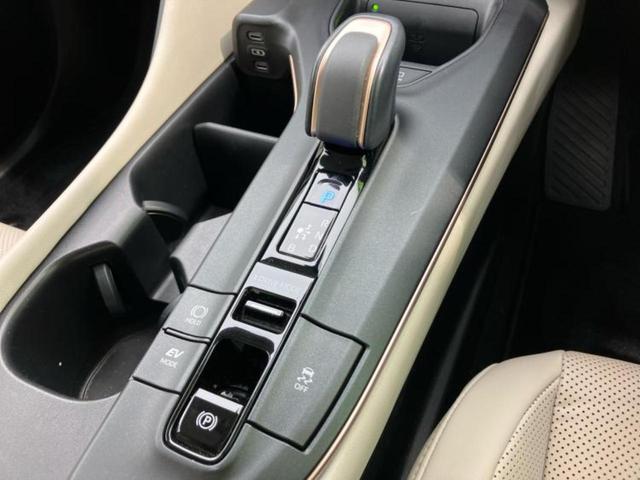 クラウンクロスオーバー ４ＷＤ　Ｇアドバンスドレザーパッケージ　純正エアロ／保証書／ディスプレイオーディオ＋ナビ１２．３インチ／デジタルインナーミラー／トヨタセーフティセンス／エアーシート　前席／パノラミックビューモニター／車線逸脱防止支援システム　革シート（24枚目）