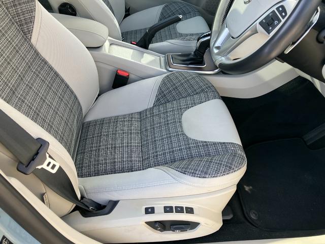 Ｖ４０ Ｔ３　アマゾンブルーエディション　限定車　パノラマガラスルーフ　純正ナビゲーション　フルセグＴＶ　電動シート　バックカメラ　ドラレコ　ＥＴＣ（19枚目）