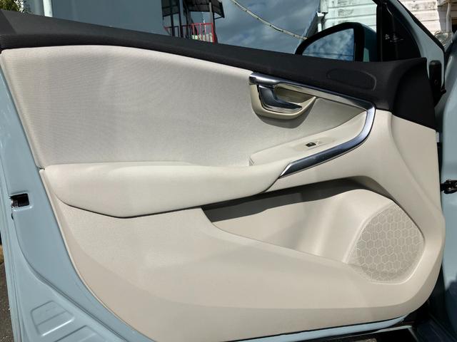 Ｖ４０ Ｔ３　アマゾンブルーエディション　限定車　パノラマガラスルーフ　純正ナビゲーション　フルセグＴＶ　電動シート　バックカメラ　ドラレコ　ＥＴＣ（47枚目）