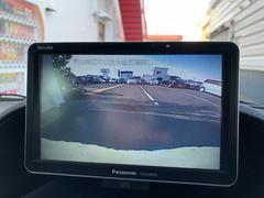 バックカメラが付いております。自動車の死角を映像でサポートしてくれるので、ドライバーに安心の装備です。 4