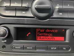 純正オーディオの中にＢｌｕｅｔｏｏｔｈ接続が付いております。Ｂｌｕｅｔｏｏｔｈ接続に対応しております音楽プレイヤーを接続すれば車内で音楽を楽しむことができます♪素敵なドライブをお楽しみください！ 2