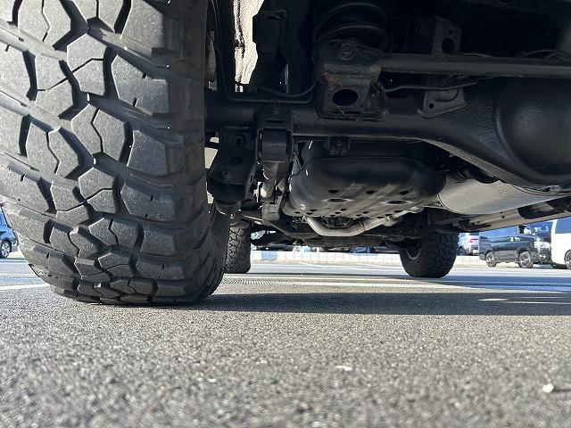 カラ－パッケージ　４ＷＤ　デフロック　１７インチエクストリームＪアルミホイール　ＢＦグッドリッチタイヤ　クルーズコントロール　７型ナビ　バックカメラ　ＥＴＣ　ＩＳＯＦＩＸ　マニュアルエアコン　クリアランスソナーソナー(69枚目)