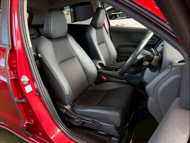 ヴェゼル ハイブリッドZ・ホンダセンシング 8型ナビ/レーダークルーズコントロール/シートヒーター/バックカメラ/衝突軽減ブレーキ/レーン逸脱警告/パドルシフト/LEDヘッド/オートエアコン/オートライト/スマートキー/ETC/パワーウインドウ(5枚目)