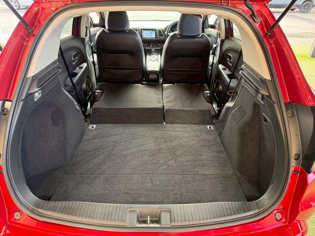 ヴェゼル ハイブリッドZ・ホンダセンシング 8型ナビ/レーダークルーズコントロール/シートヒーター/バックカメラ/衝突軽減ブレーキ/レーン逸脱警告/パドルシフト/LEDヘッド/オートエアコン/オートライト/スマートキー/ETC/パワーウインドウ(29枚目)