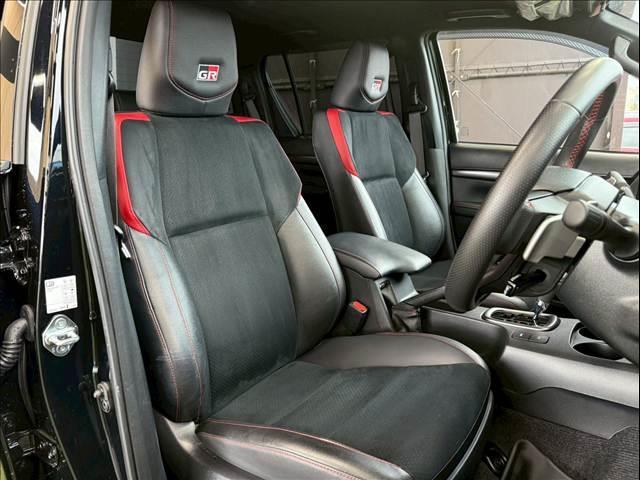 ハイラックス Ｚ　ＧＲスポーツ　８型ナビ／全周囲カメラ／トノカバー／ベッドライナー／レーダークルーズコントロール／ＧＲ専用キャリパー／クリアランスソナー／パワーシート／ヒッチメンバー／オートエアコン／／パドルシフト／スマートキー（5枚目）
