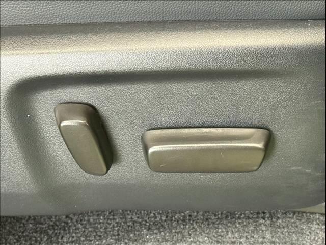 ハイラックス Ｚ　ＧＲスポーツ　８型ナビ／全周囲カメラ／トノカバー／ベッドライナー／レーダークルーズコントロール／ＧＲ専用キャリパー／クリアランスソナー／パワーシート／ヒッチメンバー／オートエアコン／／パドルシフト／スマートキー（9枚目）