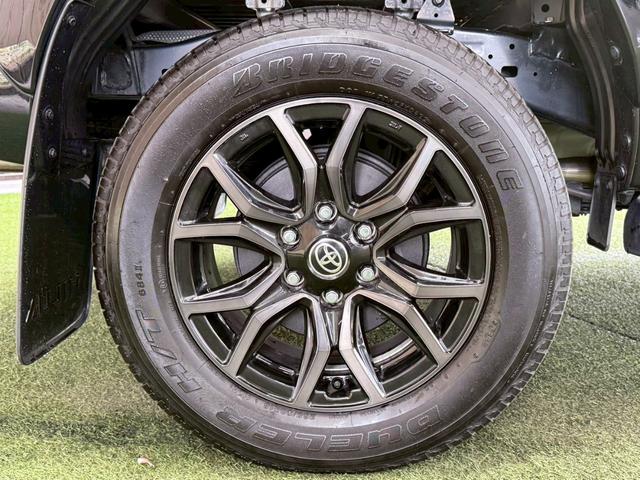 ハイラックス Ｚ　ＧＲスポーツ　８型ナビ／全周囲カメラ／トノカバー／ベッドライナー／レーダークルーズコントロール／ＧＲ専用キャリパー／クリアランスソナー／パワーシート／ヒッチメンバー／オートエアコン／／パドルシフト／スマートキー（28枚目）