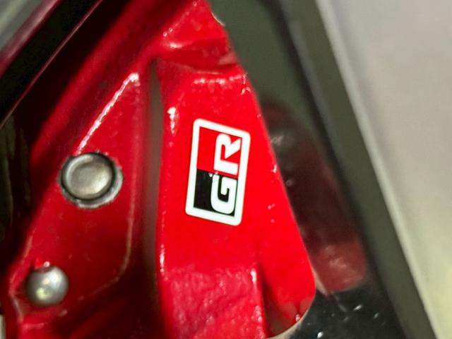 ハイラックス Ｚ　ＧＲスポーツ　８型ナビ／全周囲カメラ／トノカバー／ベッドライナー／レーダークルーズコントロール／ＧＲ専用キャリパー／クリアランスソナー／パワーシート／ヒッチメンバー／オートエアコン／／パドルシフト／スマートキー（32枚目）