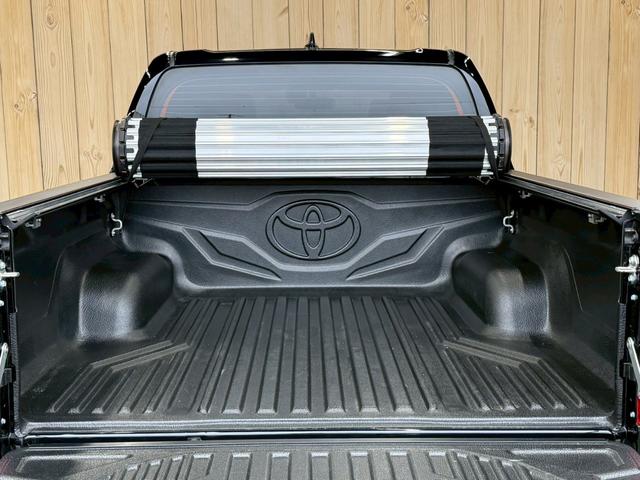 ハイラックス Ｚ　ＧＲスポーツ　８型ナビ／全周囲カメラ／トノカバー／ベッドライナー／レーダークルーズコントロール／ＧＲ専用キャリパー／クリアランスソナー／パワーシート／ヒッチメンバー／オートエアコン／／パドルシフト／スマートキー（38枚目）