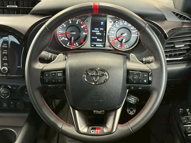 ハイラックス Ｚ　ＧＲスポーツ　８型ナビ／全周囲カメラ／トノカバー／ベッドライナー／レーダークルーズコントロール／ＧＲ専用キャリパー／クリアランスソナー／パワーシート／ヒッチメンバー／オートエアコン／／パドルシフト／スマートキー（40枚目）