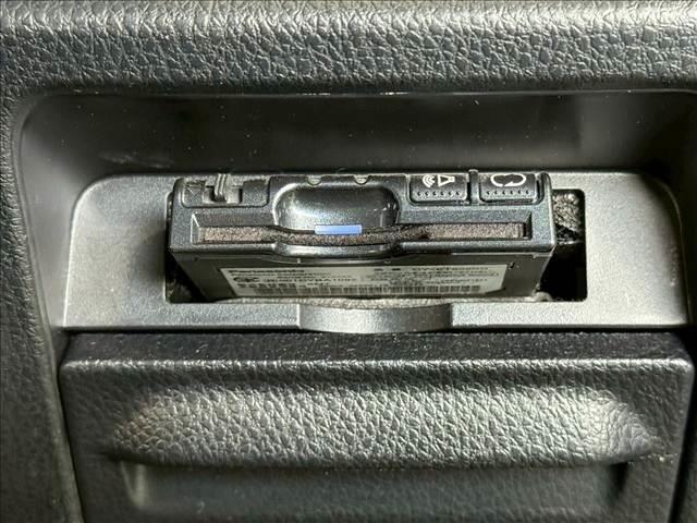 【ＥＴＣ車載器】を装備しておりますので、ご納車直後からの遠距離ドライブも可能です。土日の利用料金の割引や、朝夕の通行料金を割引料金で高速道路をお楽しみいただけます。