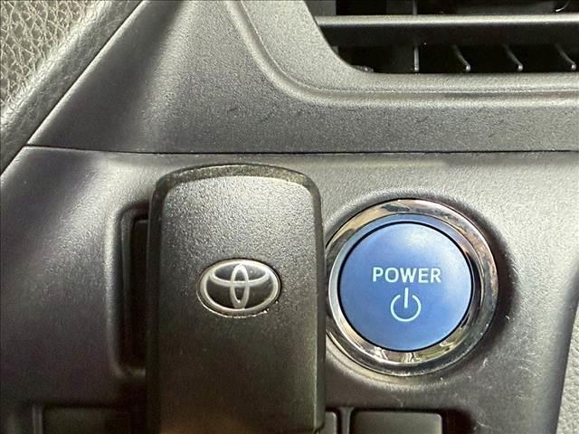 【スマートキー・プッシュスタート】キーを身につけている状態なら、ドアに付いているスイッチを押すだけで、ドアロックの開閉ができる機能。エンジン始動も便利です