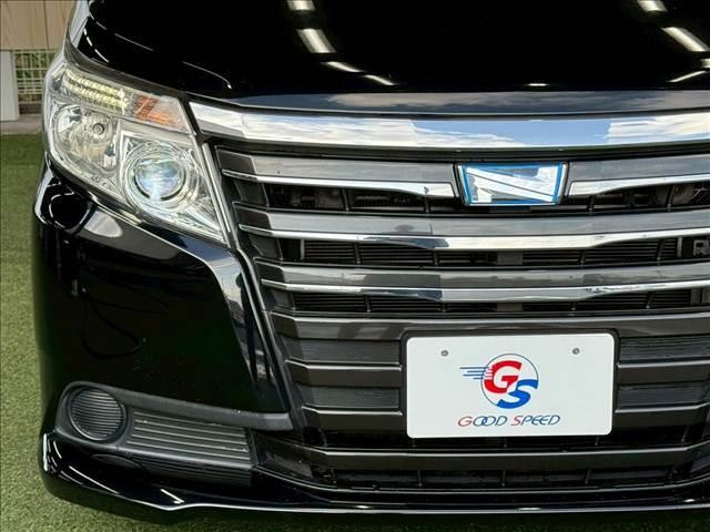 【キセノンヘッドライト】発光色が太陽光に近い「白」でとても明るい、ＨＩＤヘッドライトを採用。夜間でも快適なドライブをお楽しみいただけますよ。