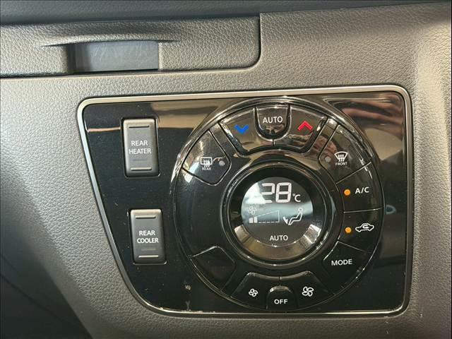 キャラバン ロンググランドプレミアムＧＸ　純正ナビ／全周囲カメラ／片側電動スライドドア／デジタルインナーミラー／ハーフレザーシート／オートエアコン／オートライト／ＥＴＣ／パワーウインドウ／横滑り防止／電動格納ミラー／リアクーラー（11枚目）