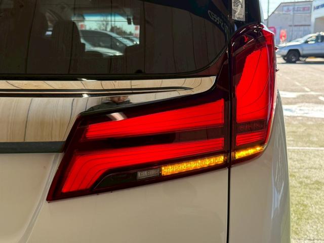 アルファード 2.5S Cパッケージ 純正ナビ/サンルーフ/フリップダウンモニター/デジタルインナーミラー/パワーバックドア/シートクーラー/シートヒーター/ステアリングヒーター/BSM/レーダークルーズコントロール/CD/DVD(21枚目)