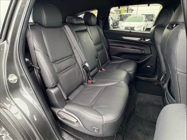 �Z�J���h�V�[�g�̓��N���C�j���O�\�ł��났�̋�ԁB��l��l������Ă��\���ȃX�y�[�X���m�ۂ���Ă���܂��B