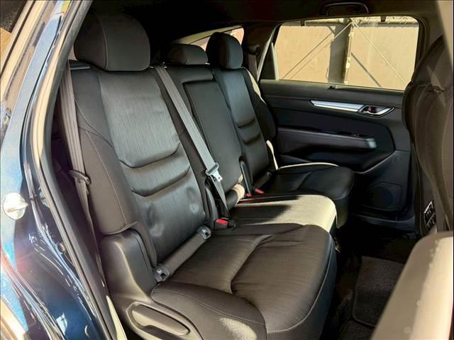 �Z�J���h�V�[�g�̓��N���C�j���O�\�ł��났�̋�ԁB��l��l������Ă��\���ȃX�y�[�X���m�ۂ���Ă���܂��B