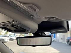 【スマート・ルームミラー】車両後方のカメラ映像をミラー面に映し出すので、車内の状況や、天候などに影響されずいつでもクリアな後方視界が得られます。 7