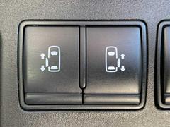 今やミニバンに必須な両側電動スライドドア装備！車内へのアクセスも楽々行えます！ 7