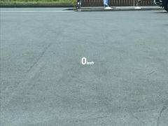 【ヘッドアップディスプレイ（ＨＵＤ）】を装備しております。スピードメーターやクルーズコントロールなどの作動状況が視線をなるべく落とさずに確認できます。 7