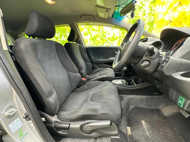 フィット １３Ｇ・１０ｔｈアニバーサリー　新品タイヤ／保証書／ＥＴＣ／ＥＢＤ付ＡＢＳ／エアバッグ　運転席／エアバッグ　助手席／パワーウインドウ／キーレススタート／パワーステアリング／オートライト／盗難防止システム／マニュアルエアコン（4枚目）