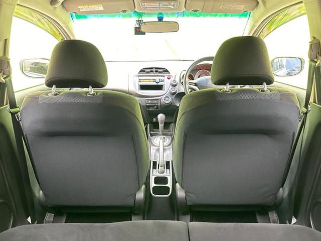 フィット １３Ｇ・１０ｔｈアニバーサリー　新品タイヤ／保証書／ＥＴＣ／ＥＢＤ付ＡＢＳ／エアバッグ　運転席／エアバッグ　助手席／パワーウインドウ／キーレススタート／パワーステアリング／オートライト／盗難防止システム／マニュアルエアコン（6枚目）