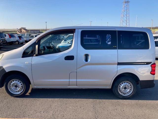 ＮＶ２００バネットバン ＤＸ　１年保証付５ドア２／５人乗りナビＴＶバックカメラＥＴＣ車載器エアコンパワステシガライターソケットヘッドライトレベライザー付きプライバシーガラスメンテノートナビゲーション取説付きリヤシート付（8枚目）