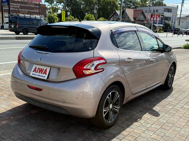 ２０８ シエロ　ユーザー様より買取　禁煙車　純正ナビ　テレビ　Ｗサンルーフ　ＥＴＣ　左右独立エアコン　クリアランスソナー（6枚目）