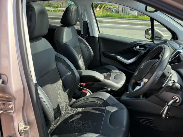 ２０８ シエロ　ユーザー様より買取　禁煙車　純正ナビ　テレビ　Ｗサンルーフ　ＥＴＣ　左右独立エアコン　クリアランスソナー（10枚目）