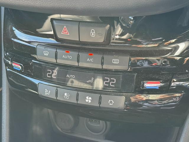 ２０８ シエロ　ユーザー様より買取　禁煙車　純正ナビ　テレビ　Ｗサンルーフ　ＥＴＣ　左右独立エアコン　クリアランスソナー（18枚目）