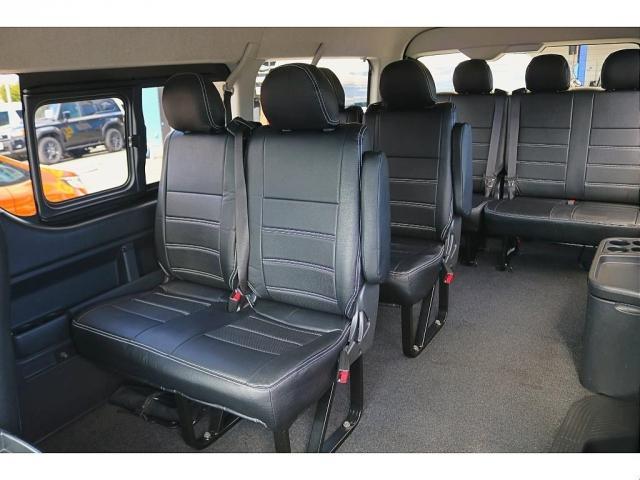 ハイエースワゴン ＧＬ　ロング　ＦＬＥＸＲｅＣｌａｓｓｉｃ丸目施工　ボンネットスムージング加工　ＦＬＥＸオーバーフェンダー　ＤＥＡＮクロスカントリーホイール　ＦＬＥＸシートカバー　ＦＬＥＸクラシックテールケンウッドＤＡ（4枚目）