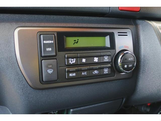 設定温度に合わせて風量や吹出しモード自動制御するオートエアコンを装備♪