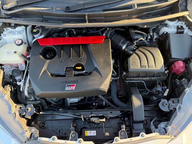 ＧＲヤリス ＲＺ　／令和３年式／６速マニュアル車／トヨタセーフティセンス／カーボンルーフ／ＬＥＤヘッドライト／純正１８インチアルミ／ヘッドアップディスプレイ／ＡＨＢ／レーダークルコン／スマートキー＆プッシュスタート（14枚目）