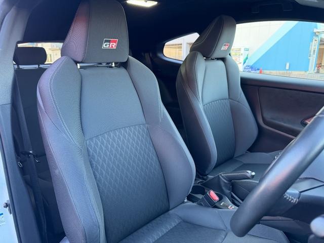 ＧＲヤリス ＲＺ　／令和３年式／６速マニュアル車／トヨタセーフティセンス／カーボンルーフ／ＬＥＤヘッドライト／純正１８インチアルミ／ヘッドアップディスプレイ／ＡＨＢ／レーダークルコン／スマートキー＆プッシュスタート（16枚目）