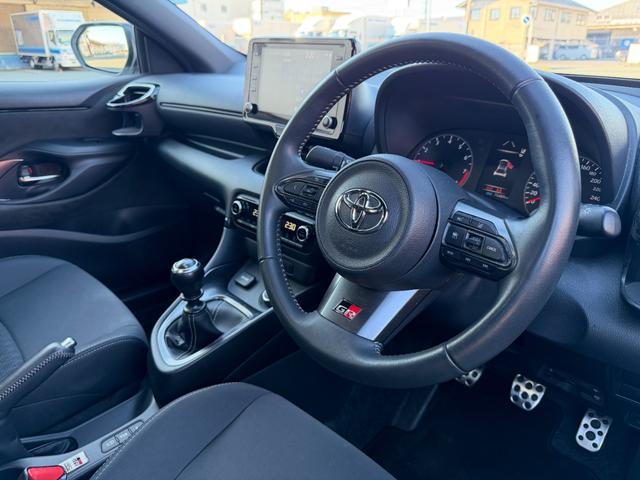 ＧＲヤリス ＲＺ　／令和３年式／６速マニュアル車／トヨタセーフティセンス／カーボンルーフ／ＬＥＤヘッドライト／純正１８インチアルミ／ヘッドアップディスプレイ／ＡＨＢ／レーダークルコン／スマートキー＆プッシュスタート（24枚目）