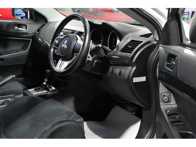 ランサー ＧＳＲエボリューションＸ　ファイナルＳＳＴ／平成２７年式／ブレンボキャリパー／純正１８インチアルミ／純正レカロシート／大型リヤスポイラー／キーレスオペレーション（11枚目）