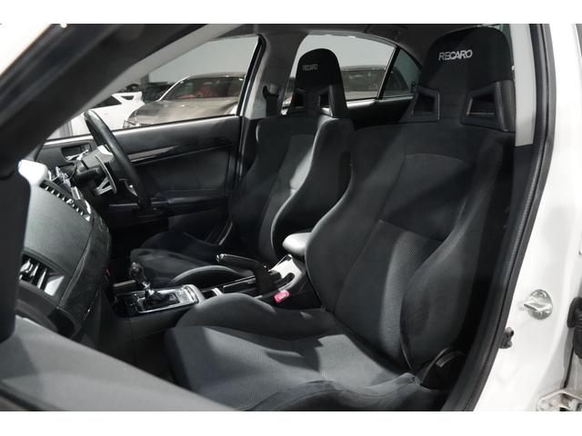 ランサー ＧＳＲエボリューションＸ　ファイナルＳＳＴ／平成２７年式／ブレンボキャリパー／純正１８インチアルミ／純正レカロシート／大型リヤスポイラー／キーレスオペレーション（13枚目）