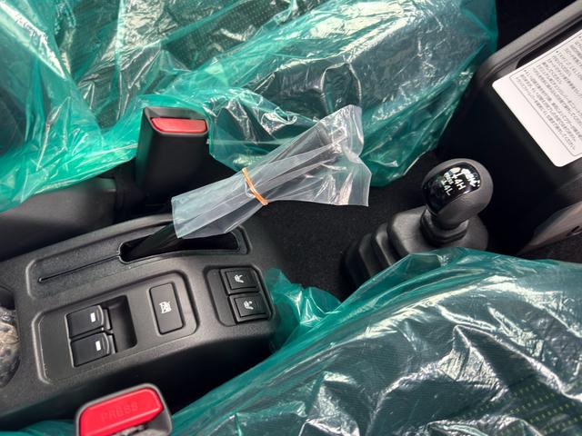 ジムニーノマド FC 未使用車 走行45キロ 4WD 禁煙車 衝突被害軽減システム レーダークルーズ コーナーセンサー スマートキー LEDヘッド 純正15インチアルミ 車線逸脱警報 オートライト オートエアコン(27枚目)