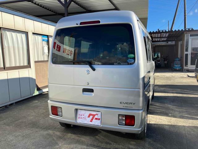 エブリイ ＰＣ　軽バン　ＡＴ　両側スライドドア　盗難防止システム　エアコン　パワーステアリング　パワーウィンドウ　運転席エアバッグ　助手席エアバッグ　ＣＤ　ミュージックプレイヤー接続可（13枚目）