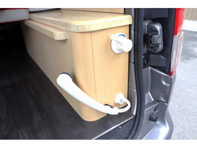 ＮＶ２００バネットバン ピーズクラフト製　キャンピングカー　サブバッテリー　ナビ電源切替スイッチ　架装部ＴＶモニター　インバーター１０００Ｗ　コンバーター　アウターシャワー　給水タンク　キャンピングカー（17枚目）