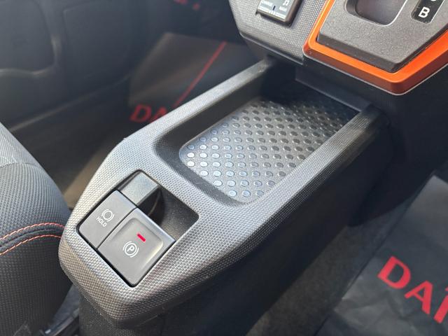 タフト Gターボ 15インチアルミホイール オートレベリング機能付フルLEDヘッドランプ LEDフォグランプ 本革巻ステアリングホイール 本革巻インパネセンターシフト TFTカラーマルチインフォメーションディスプレイ(31枚目)