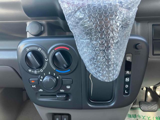 エブリイ ＰＡリミテッド　届け出済み未使用車　クリアランスソナー　レーンアシスト　衝突被害軽減システム　オートライト　キーレスエントリー　アイドリングストップ　ＣＶＴ　盗難防止システム　ＡＢＳ　ＥＳＣ　衝突安全ボディ　エアコン（5枚目）