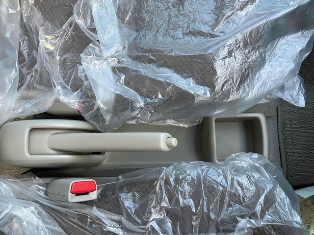 エブリイ ＰＡリミテッド　届け出済み未使用車　クリアランスソナー　レーンアシスト　衝突被害軽減システム　オートライト　キーレスエントリー　アイドリングストップ　ＣＶＴ　盗難防止システム　ＡＢＳ　ＥＳＣ　衝突安全ボディ　エアコン（9枚目）