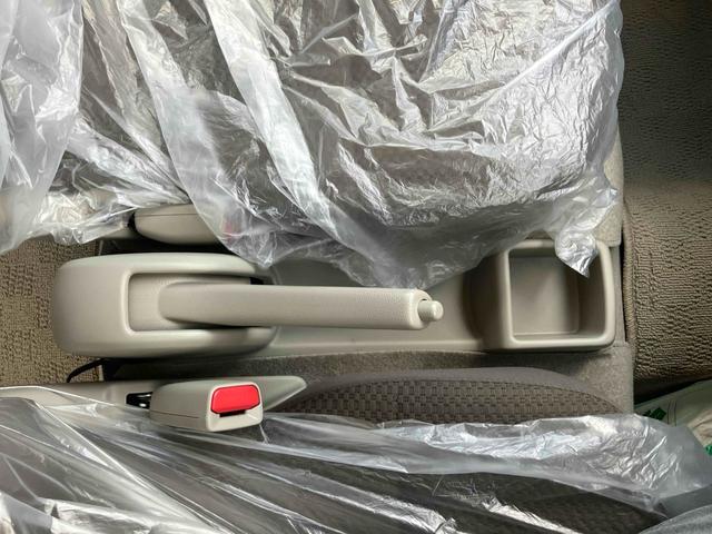 エブリイ ＰＡリミテッド　両側スライドドア　クリアランスソナー　レーンアシスト　衝突被害軽減システム　オートライト　キーレスエントリー　アイドリングストップ　ＣＶＴ　盗難防止システム　ＡＢＳ　ＥＳＣ　衝突安全ボディ　エアコン（9枚目）