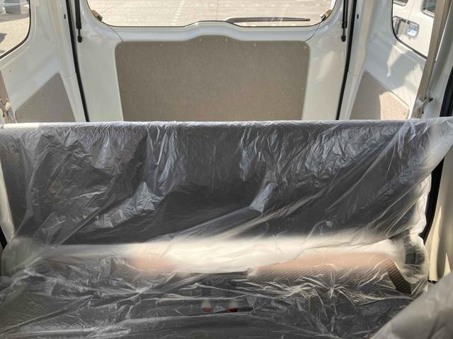 エブリイ ＰＡリミテッド　両側スライドドア　クリアランスソナー　レーンアシスト　衝突被害軽減システム　オートライト　キーレスエントリー　アイドリングストップ　ＣＶＴ　盗難防止システム　ＡＢＳ　ＥＳＣ　衝突安全ボディ　エアコン（41枚目）