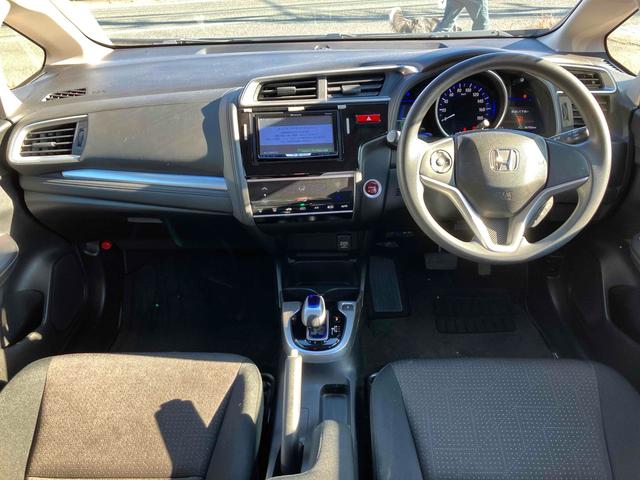 フィットハイブリッド Ｆパッケージ　ハイブリッド　ＥＴＣ　バックカメラ　ナビ　ＴＶ　スマートキー　電動格納ミラー　ＡＴ　盗難防止システム　衝突安全ボディ　ＣＤ　ＵＳＢ　ミュージックプレイヤー接続可　Ｂｌｕｅｔｏｏｔｈ　ＡＢＳ　ＥＳＣ（2枚目）