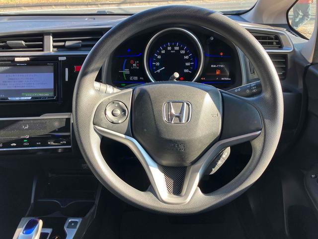 フィットハイブリッド Ｆパッケージ　ハイブリッド　ＥＴＣ　バックカメラ　ナビ　ＴＶ　スマートキー　電動格納ミラー　ＡＴ　盗難防止システム　衝突安全ボディ　ＣＤ　ＵＳＢ　ミュージックプレイヤー接続可　Ｂｌｕｅｔｏｏｔｈ　ＡＢＳ　ＥＳＣ（3枚目）