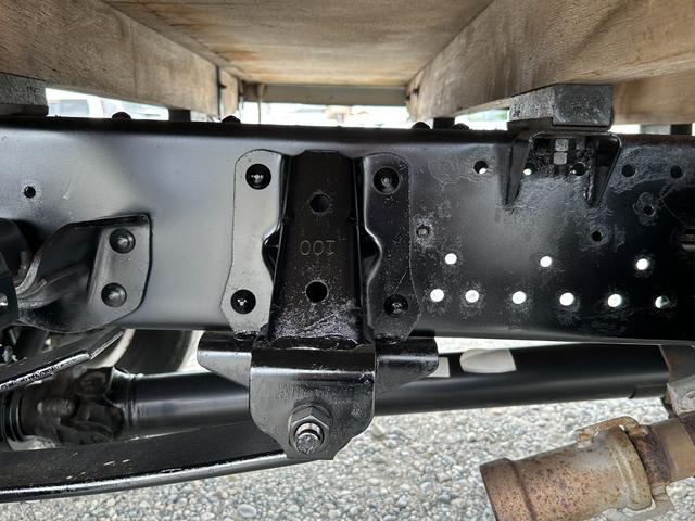タイタントラック ２ｔ平ボディ　ワイドロング　全低床　ＰＳ　ＰＷ　ＡＢＳ　ＡＳＲ　走行距離少ない　坂道発進補助装置　アイドリングストップ　左電動格納ミラー　荷台内寸　Ｌ４３３０　Ｗ１７８０（33枚目）