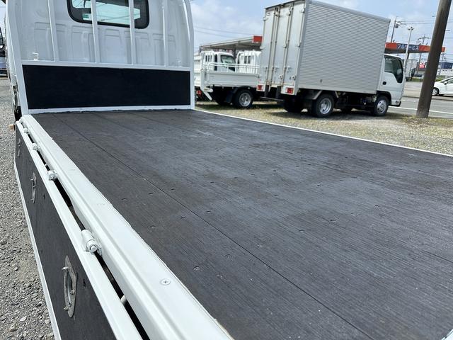 エルフトラック 　２ｔ全低床　平ボディ　坂道発進補助装置　荷台床塗装済　外装仕上済　下回り防錆処理済　ＰＳ　ＰＷ　ＡＢＳ　ＡＳＲ　ＥＴＣ　荷台内寸Ｌ３，１１０　Ｗ１，６００（15枚目）